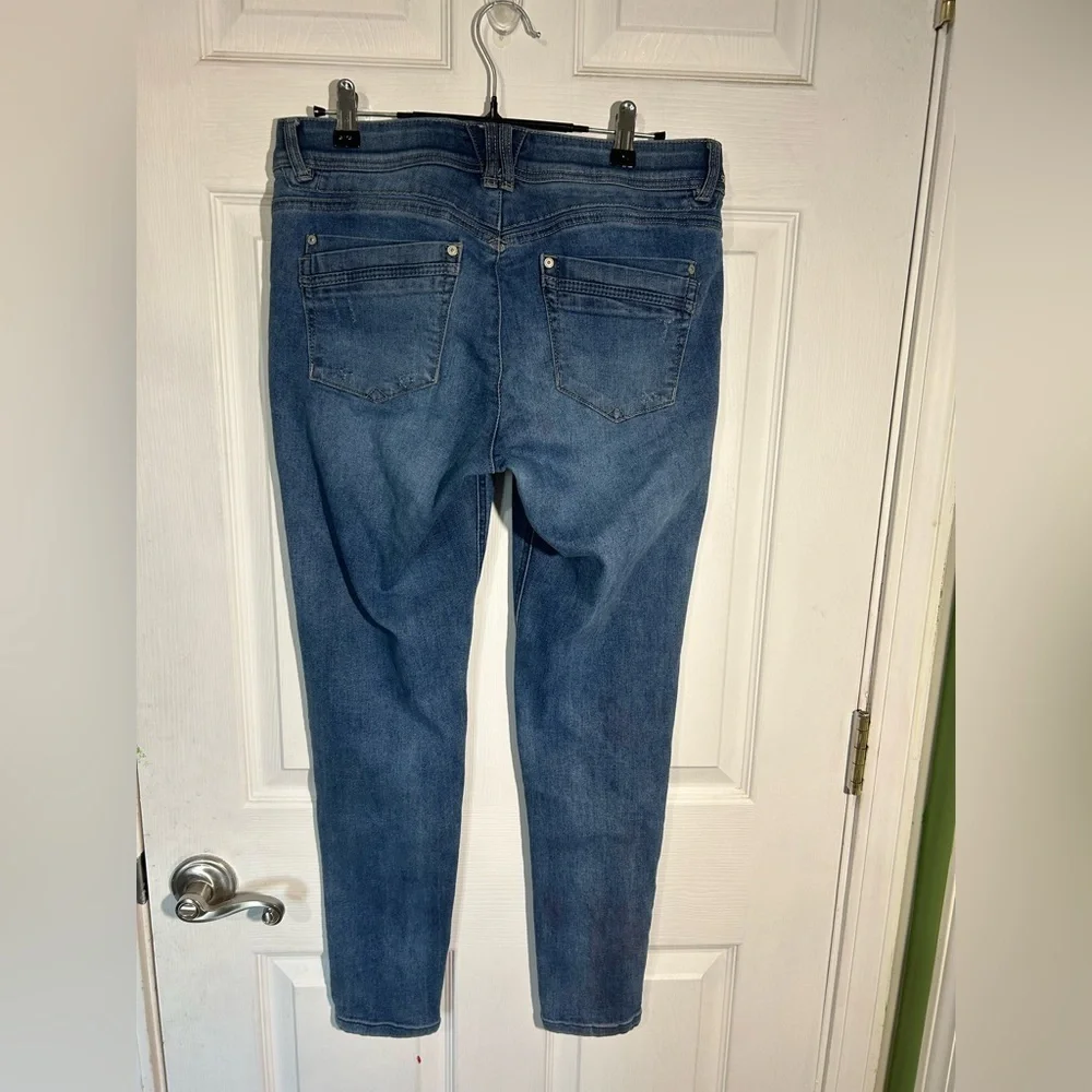 Democracy women’s size 8 ab technology skinny jeans. Blue. Denim.